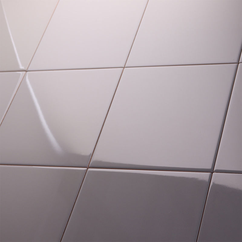 회색 사기그릇 목욕탕 벽과 지면 도와 16x16 유약 완성되는 표면